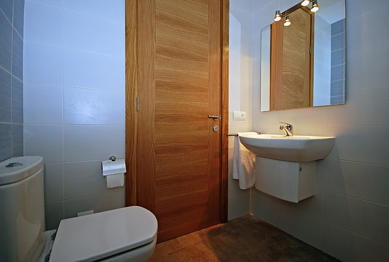 Badezimmer Toilette Waschbecken Spiegel