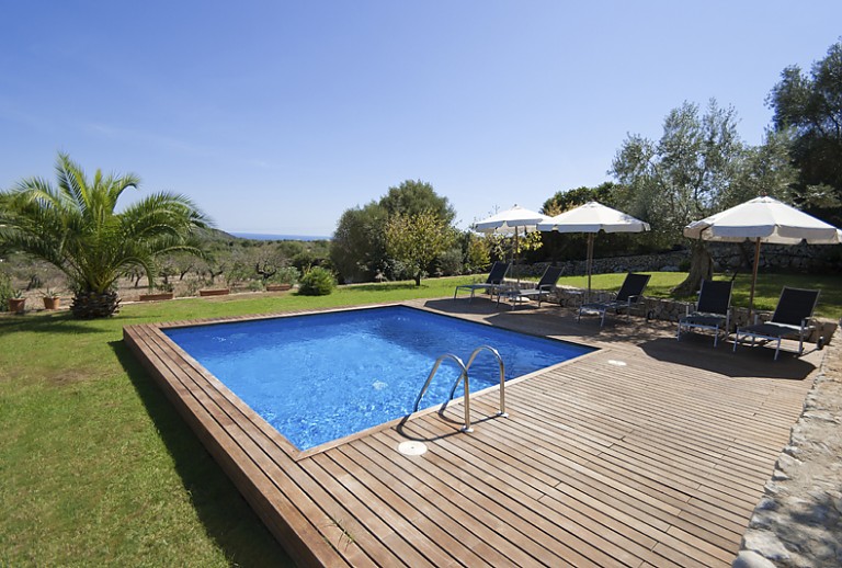 Pool Poolterrasse Sonnenligen Schirme Rasenflaeche Kakteen Weitblick