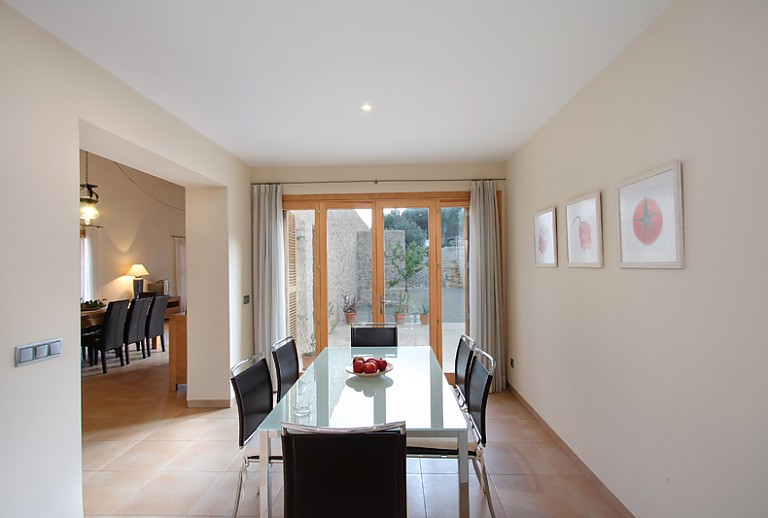 Esszimmer Tisch Stuehle Glastuer