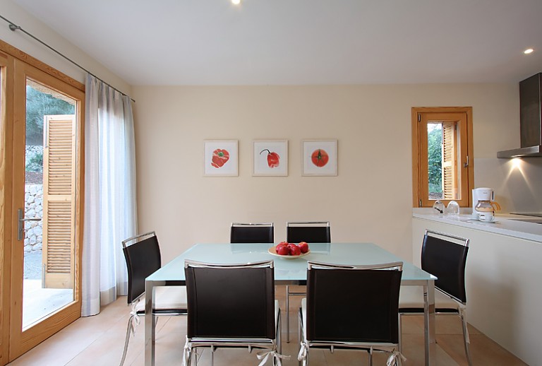 Esstisch Stuehle Terrassentuer Kuechenzeile