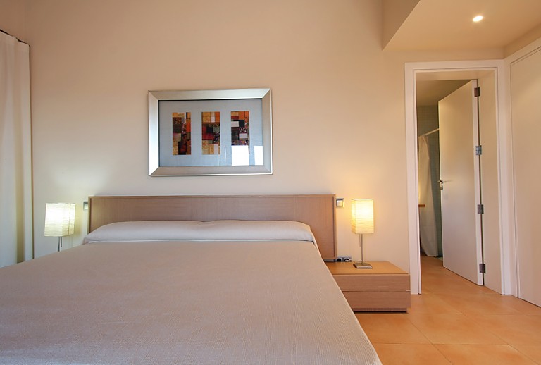 Schlafzimmer Doppelbett Kommode Nachttische Lampen Badezimmerzugang