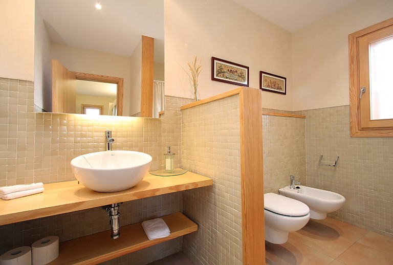 Badezimmer Spiegel Waschbecken Toilette Bidet Fenster