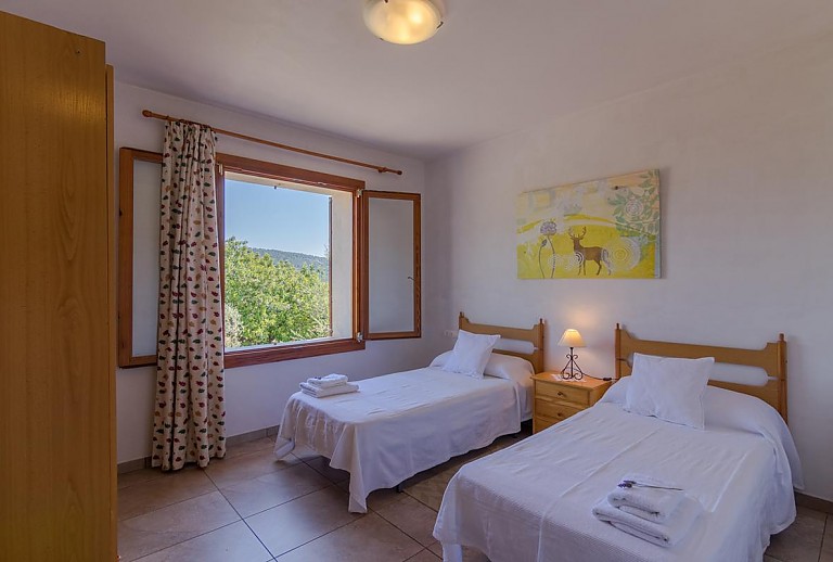 Doppelbett Bild Nachttischlampen Fenster